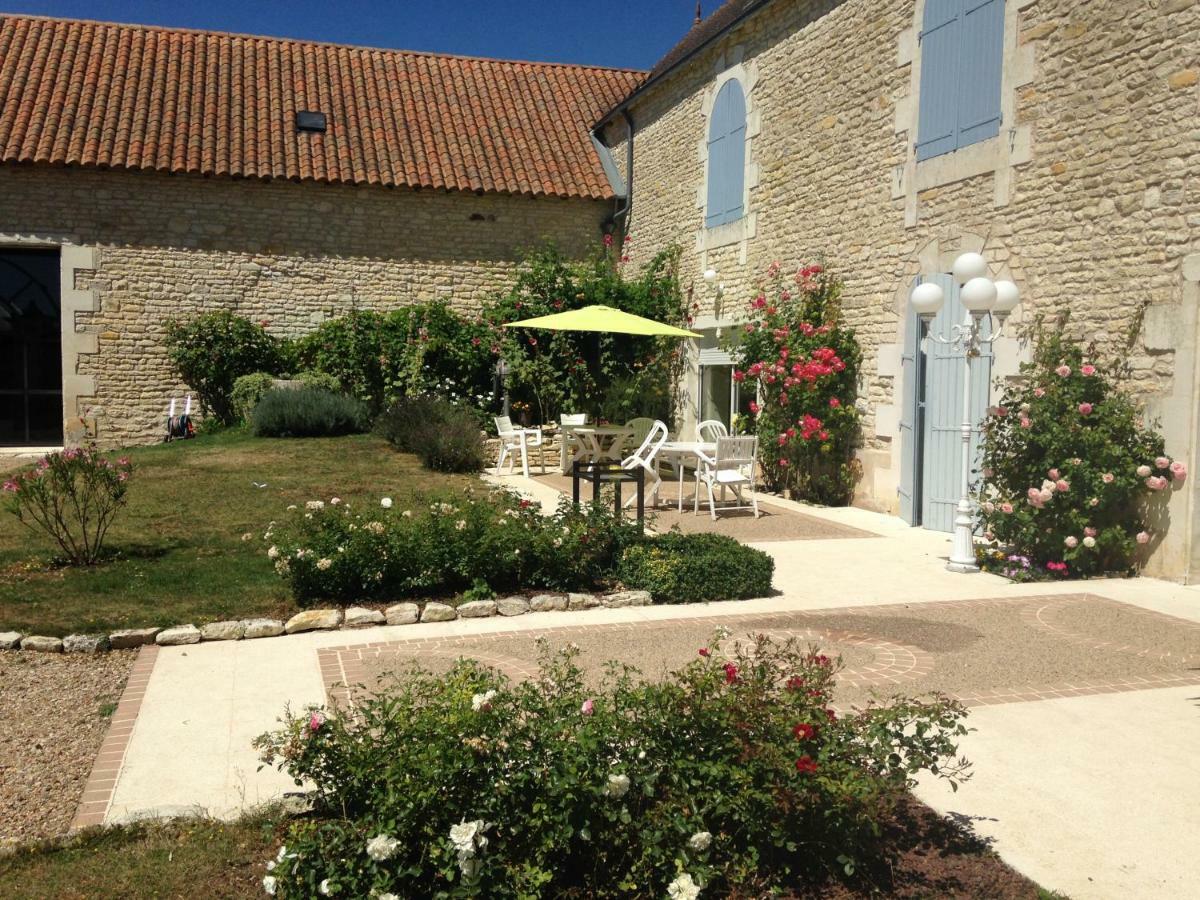 Les Clos Bleus Neuville-du-Poitou Exterior foto